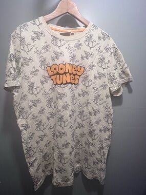 Looney Tunes Wile E. Coyote All-Over Print Tee in Cream with Orange Logo